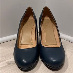 NWOT Naturalizer Michelle Navy Blue low heel in leather 10W